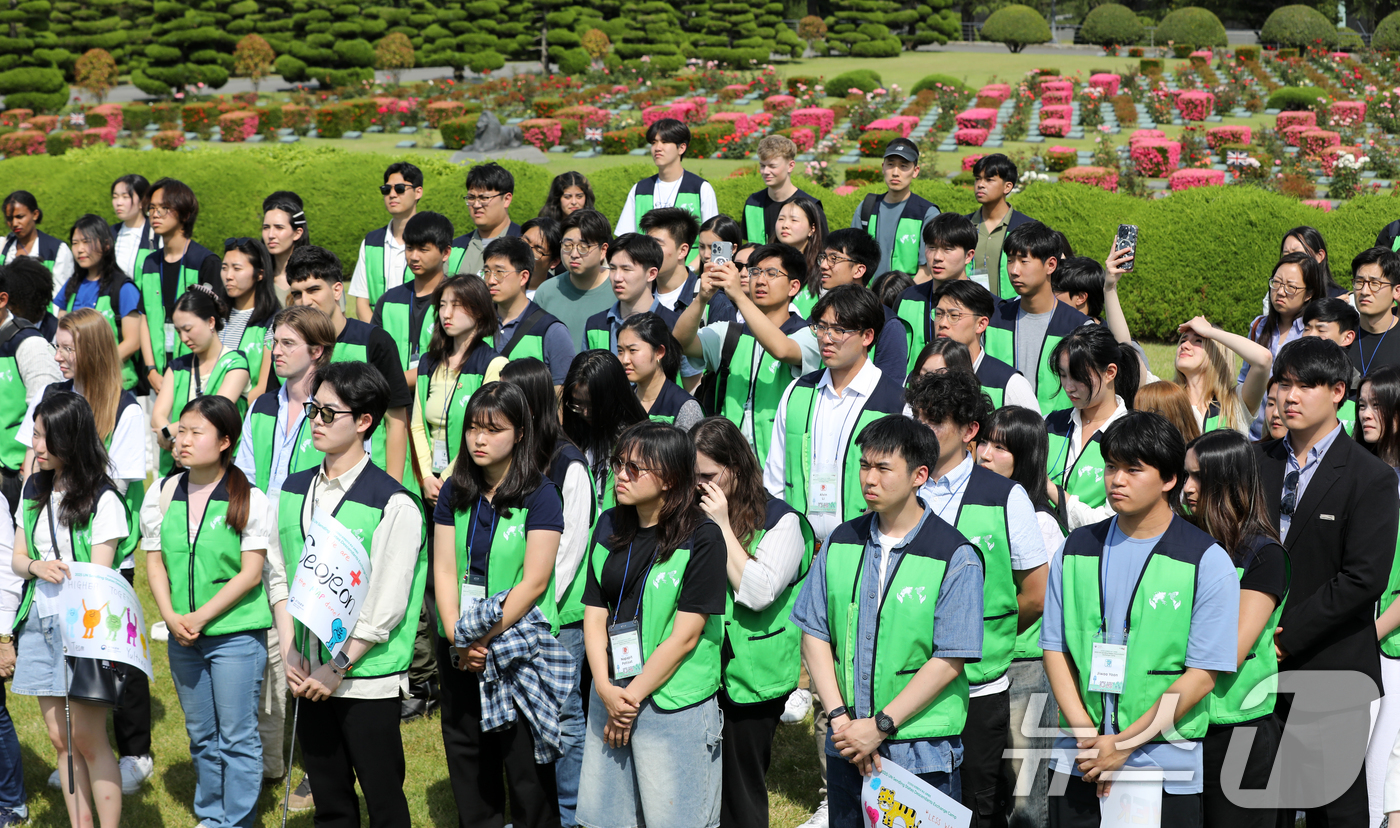 (부산=뉴스1) 윤일지 기자 = 11일 오후 부산 남구 유엔기념공원에서 '유엔참전국 후손 교류캠프' 참가자들이 6·25전쟁 참전 유엔군 전몰장병 묘역을 참배하고 있다.2009년에 …