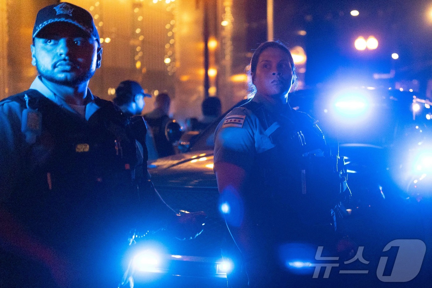 (시카고 AFP=뉴스1) 김경민 기자 = 경찰관이 10일(현지시간) 미국 일리노이주 시카고에서 열린 도널드 트럼프 행정부의 이민 단속 작전 반대 시위를 순찰하고 있다.ⓒ AFP=뉴 …