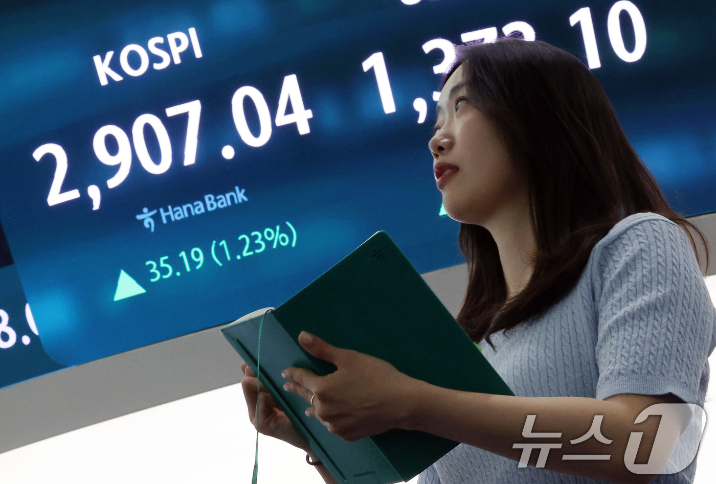 (서울=뉴스1) 이동해 기자 = 코스피가 3년 5개월 만에 2,900선을 넘어선 11일 오후 서울 중구 하나은행 본점 딜링룸 전광판에 종가가 표시되고 있다.이날 코스피 지수는 전 …