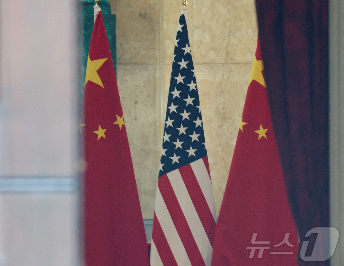 (런던 로이터=뉴스1) 강민경 기자 = 10일 미국과 중국의 무역 협상 장소인 영국 런던 랭커스터 하우스에 양국의 국기인 성조기와 오성홍기가 비치돼 있다. 2025.6.10ⓒ 로이 …