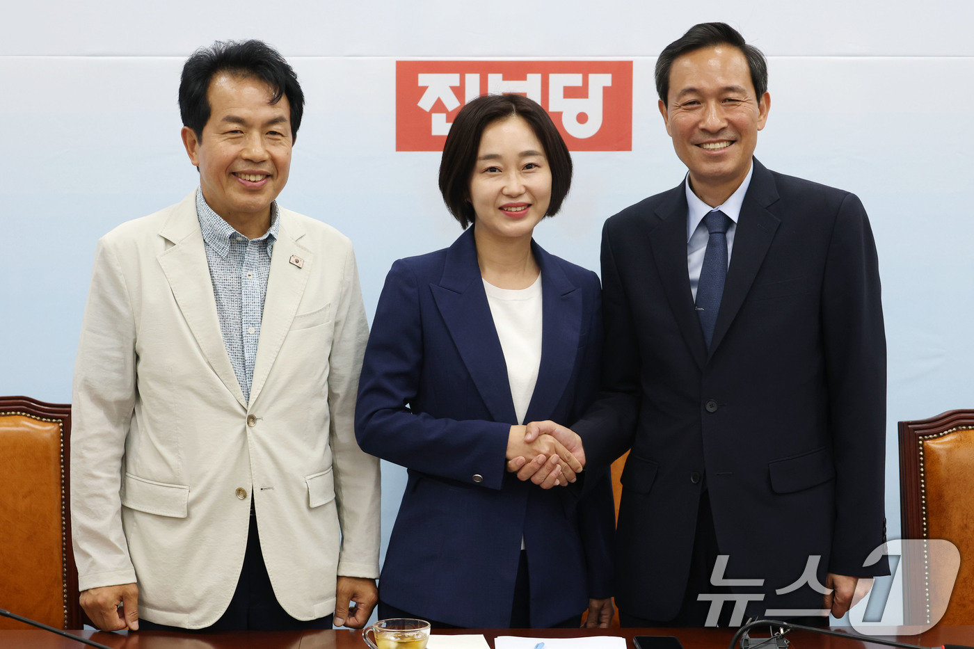 (서울=뉴스1) 이광호 기자 = 김재연 진보당 상임대표(가운데)가 11일 오후 서울 여의도 국회를 찾은 우상호 대통령실 정무수석을 접견하고 있다. 왼쪽은 윤종오 원낸대표. 2025 …