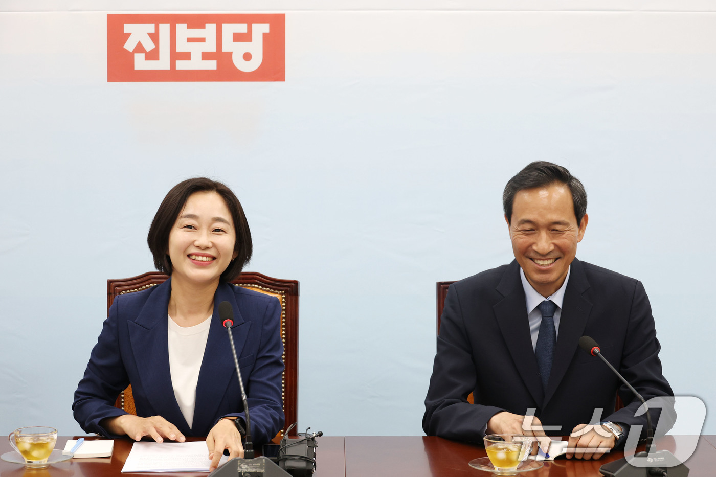 (서울=뉴스1) 이광호 기자 = 김재연 진보당 상임대표가 11일 오후 서울 여의도 국회를 찾은 우상호 대통령실 정무수석을 접견하고 있다. 2025.6.11/뉴스1