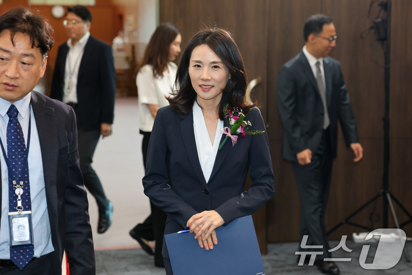 (서울=뉴스1) 임세영 기자 = 김진아 신임 외교부 2차관이 11일 서울 종로구 외교부 청사에서 열린 본인의 취임식에 입장하고 있다.  (공동취재) 2025.6.11/뉴스1