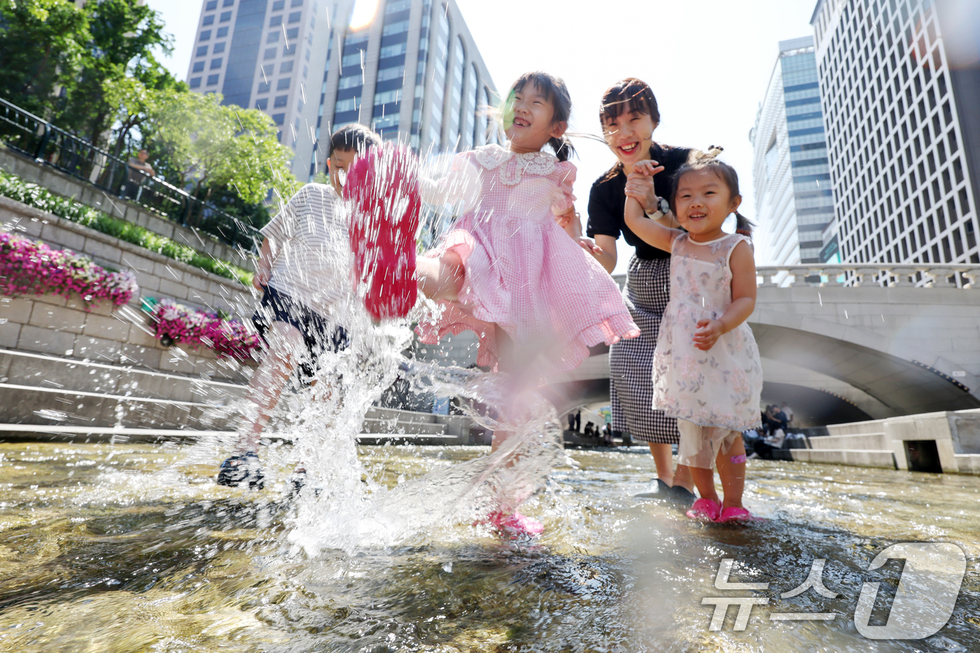 (서울=뉴스1) 민경석 기자 = 11일 오후 서울 종로구 청계천 일대에서 열린 '청계천 물 첨벙첨벙' 행사를 맞아 시민들이 물놀이를 즐기고 있다.서울시는 '2025 워터서울 국제 …