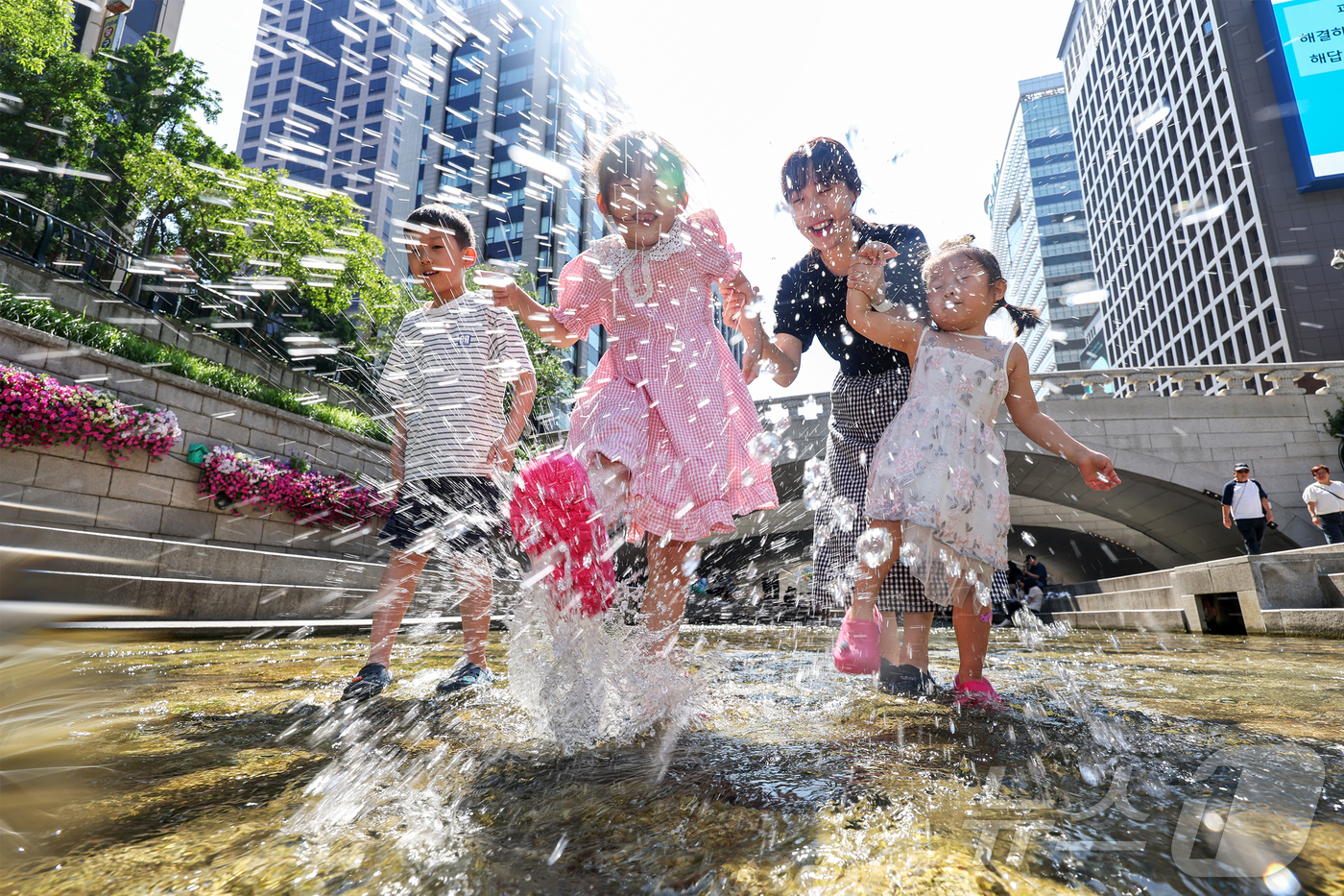 (서울=뉴스1) 민경석 기자 = 11일 오후 서울 종로구 청계천 일대에서 열린 '청계천 물 첨벙첨벙' 행사를 맞아 시민들이 물놀이를 즐기고 있다.서울시는 '2025 워터서울 국제 …