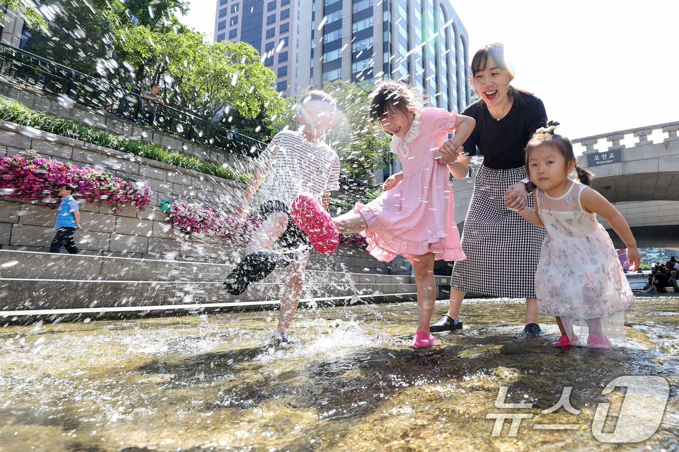 (서울=뉴스1) 민경석 기자 = 11일 오후 서울 종로구 청계천 일대에서 열린 '청계천 물 첨벙첨벙' 행사를 맞아 시민들이 물놀이를 즐기고 있다.서울시는 '2025 워터서울 국제 …