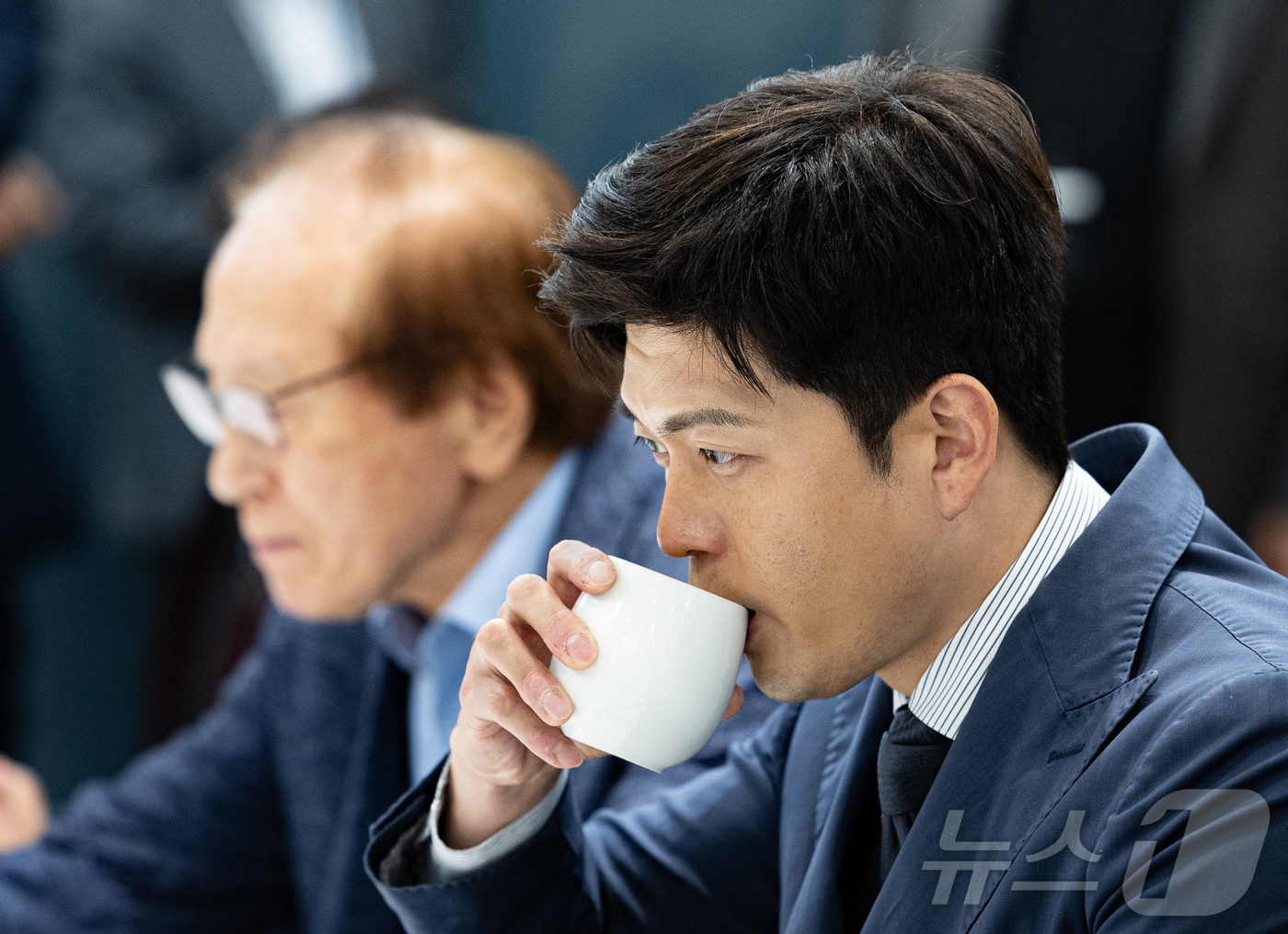 (서울=뉴스1) 이재명 기자 = 김용태 국민의힘 비상대책위원장이 11일 오후 서울 여의도의 한 식당에서 열린 상임고문단 회의에서 물을 마시고 있다. 2025.6.11/뉴스1