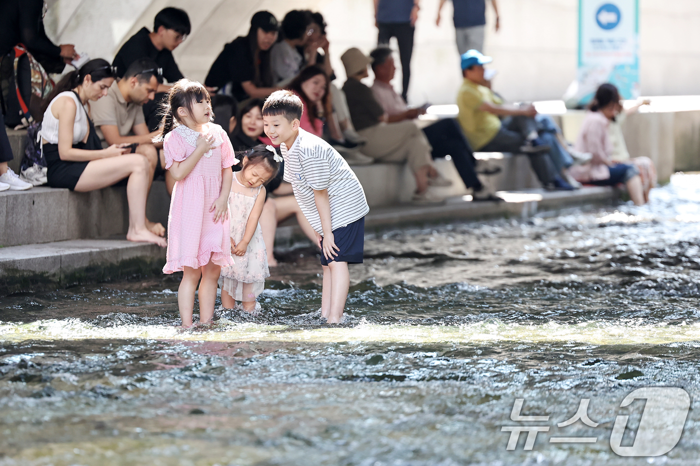 (서울=뉴스1) 민경석 기자 = 11일 오후 서울 종로구 청계천 일대에서 열린 '청계천 물 첨벙첨벙' 행사를 맞아 시민들이 물놀이를 즐기고 있다.서울시는 '2025 워터서울 국제 …