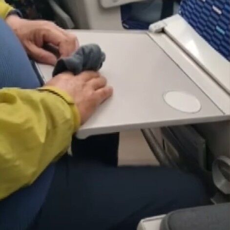"KTX 양말 벗고 냄새 맡고, 다리 퍼덕퍼덕"…참다못한 옆자리 승객 결국