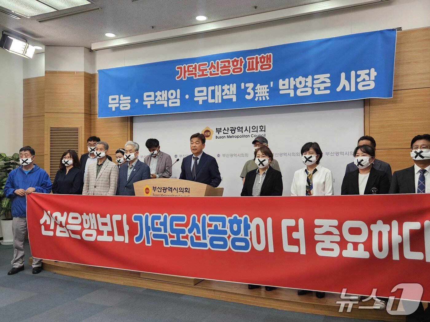 본문 이미지 - 가덕도신공항국민행동본부 등 시민단체가 11일 오후 부산시의회 브리핑룸에서 기자회견을 하고 있다.&#40;부산시의회 제공. 재판매 및 DB 금지&#41;