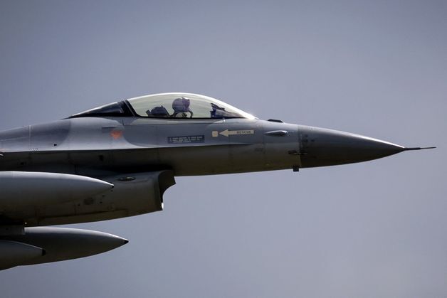 우크라 F-16, 전투임무 수행 중 추락…조종사는 비상탈출