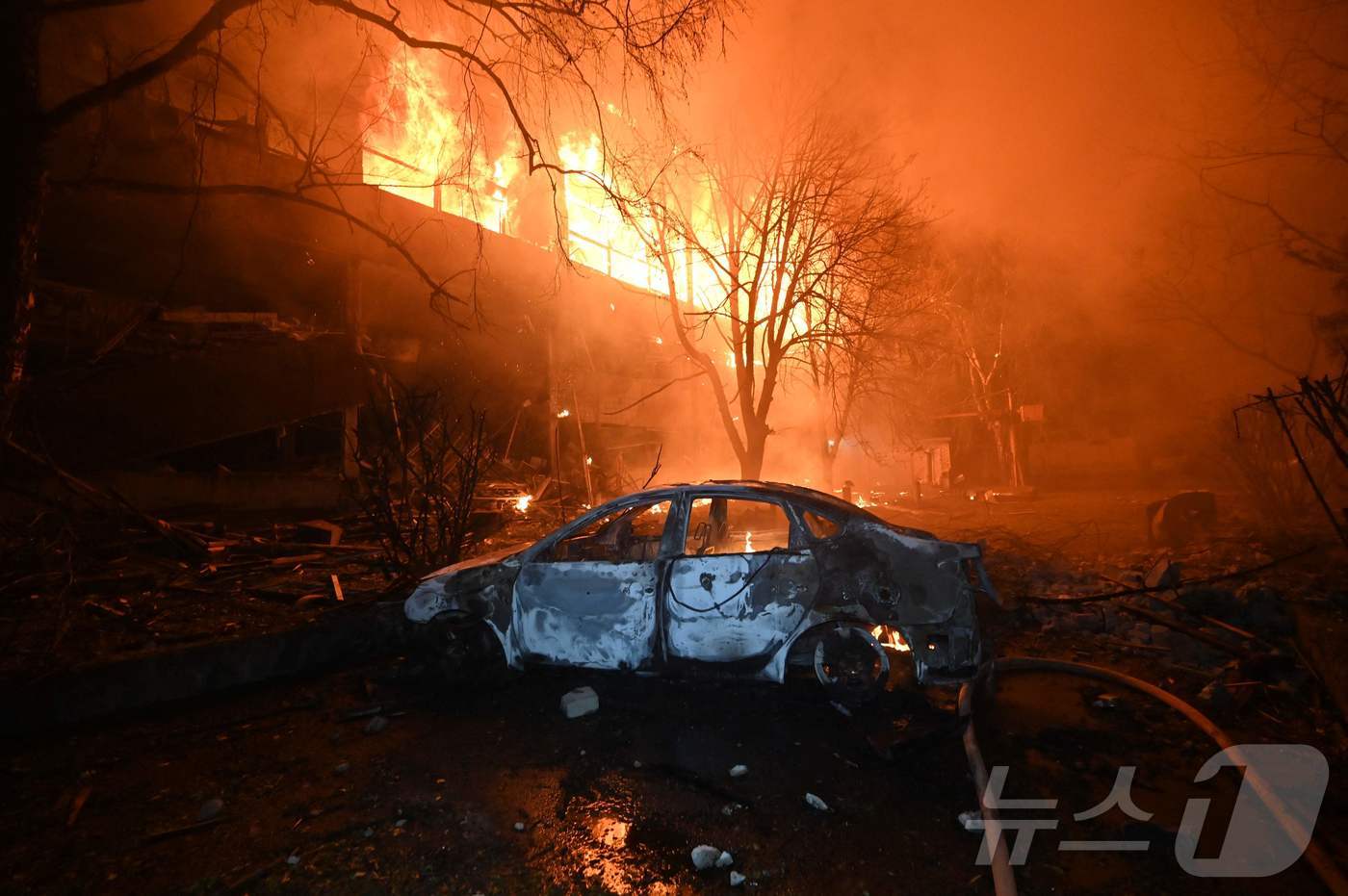 (하르키우 AFP=뉴스1) 최종일 선임기자 = 11일(현지시간) 러시아의 드론 공격으로 우크라이나 하르키우에 있는 한 건물에 화재가 발생했다. 건물 앞에 불 탄 자동차가 보인다. …
