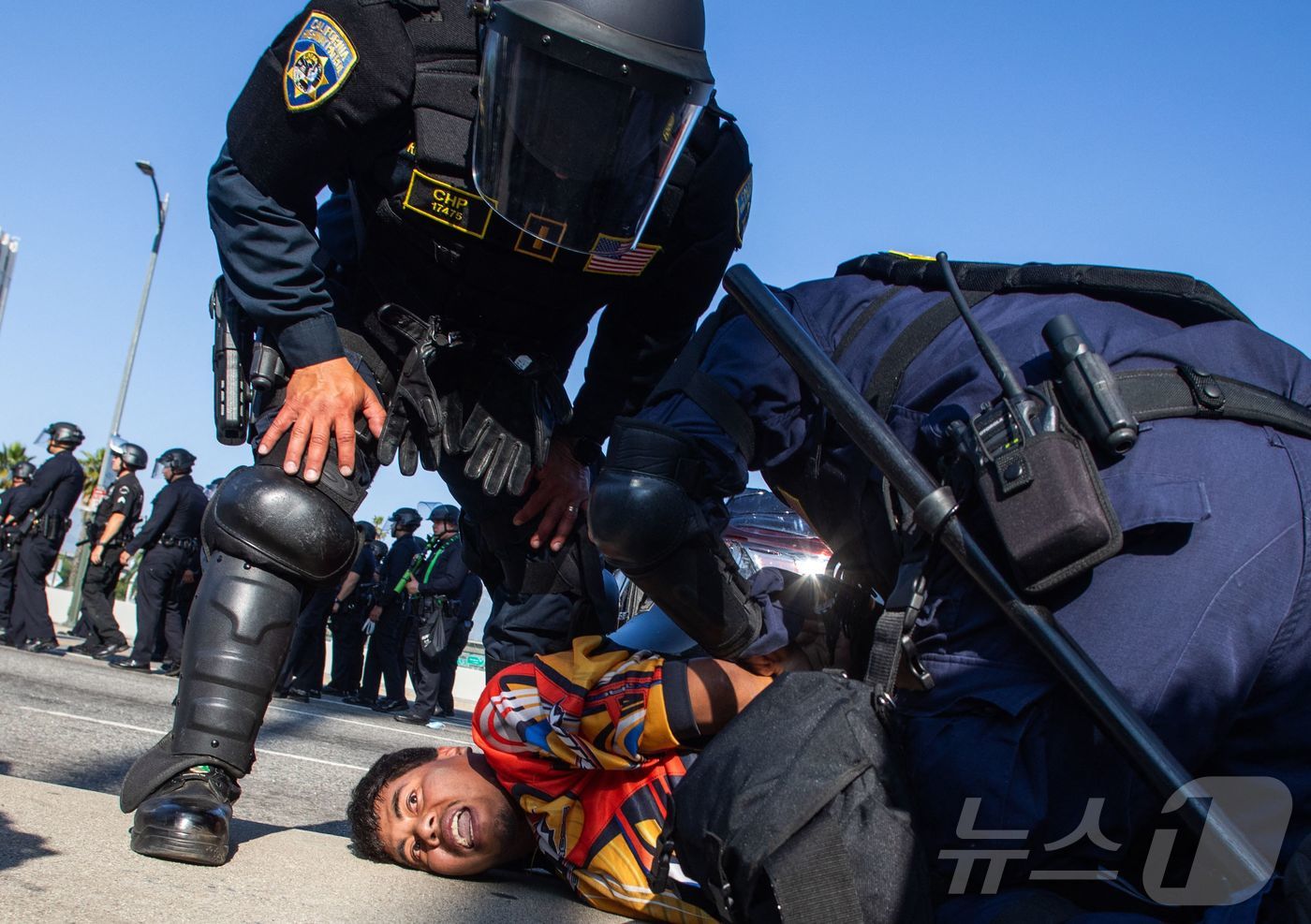 (LA AFP=뉴스1) 최종일 선임기자 = 미국 캘리포니아 로스앤젤레스(LA)에서 연방 당국의 이민 단속 조치에 항의하는 시위가 계속되고 있는 가운데 10일(현지시간) 캘리포니아 …