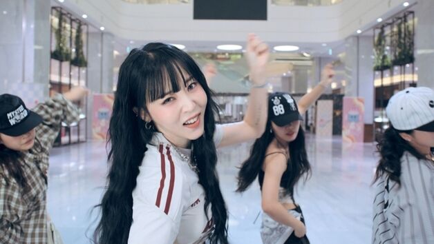 문별, 신곡 '아이시 삐' MV 티저 공개…키치한 퍼포먼스