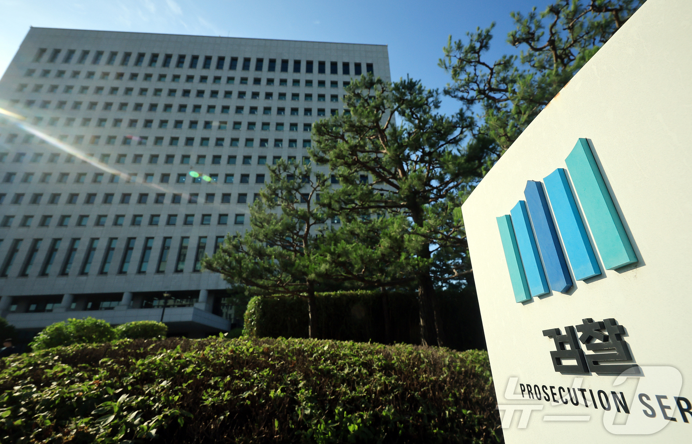 (서울=뉴스1) 김진환 기자 = 더불어민주당 소속 김용민·장경태·민형배 의원이 11일 검찰청을 폐지하고 기소권과 수사권을 분리하는 검찰개혁 법안 4건을 발의했다.공소청과 중대범죄수 …