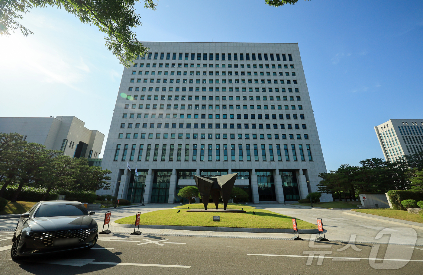 (서울=뉴스1) 김진환 기자 = 더불어민주당 소속 김용민·장경태·민형배 의원이 11일 검찰청을 폐지하고 기소권과 수사권을 분리하는 검찰개혁 법안 4건을 발의했다.공소청과 중대범죄수 …