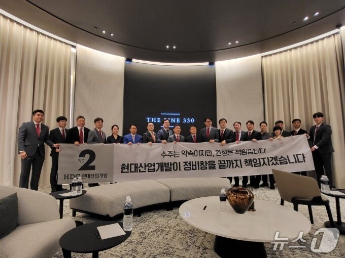 본문 이미지 -  홍보관 방문한 정경구 HDC현대산업개발 대표 (HDC현대산업개발 제공)