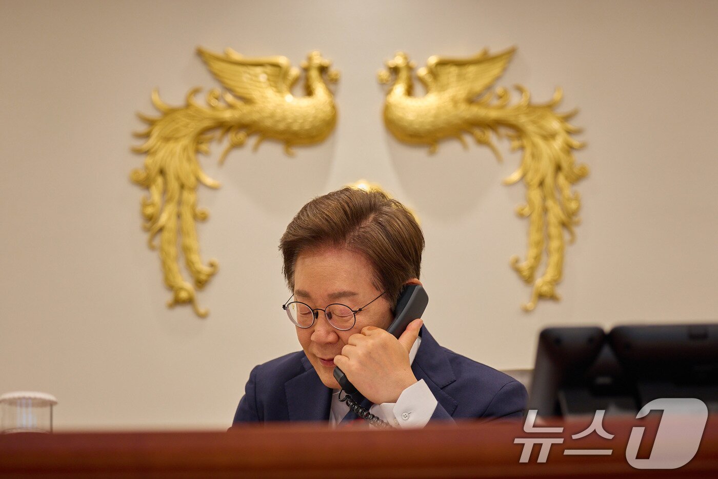 본문 이미지 - 이재명 대통령이 11일 서울 용산구 대통령실 청사 집무실에서 페트르 피알라 체코 총리와 전화 통화를 하고 있다. &#40;대통령실 제공. 재판매 및 DB 금지&#41; 2025.6.11/뉴스1 ⓒ News1 박지혜 기자