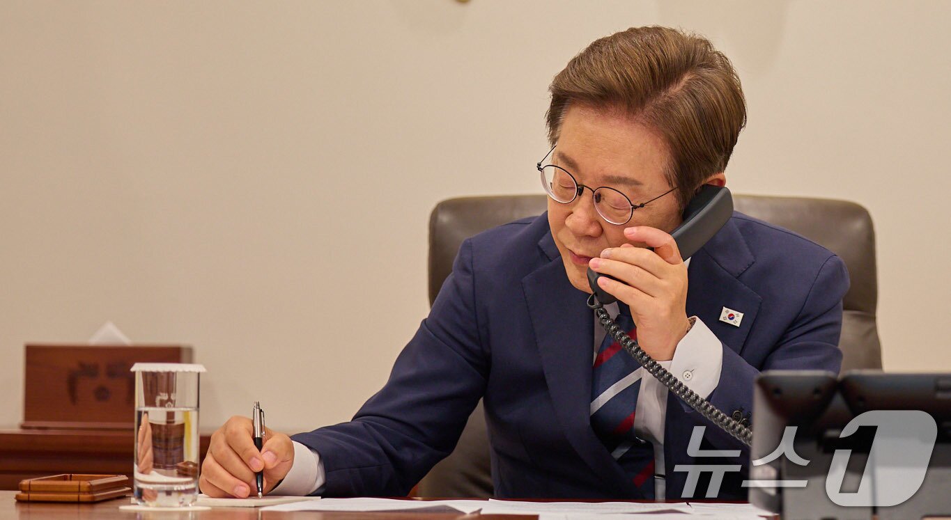 본문 이미지 - 이재명 대통령이 지난 11일 서울 용산구 대통령실 청사 집무실에서 페트르 피알라 체코 총리와 전화 통화를 하고 있다. &#40;대통령실 제공. 재판매 및 DB 금지&#41;ⓒ News1 박지혜 기자