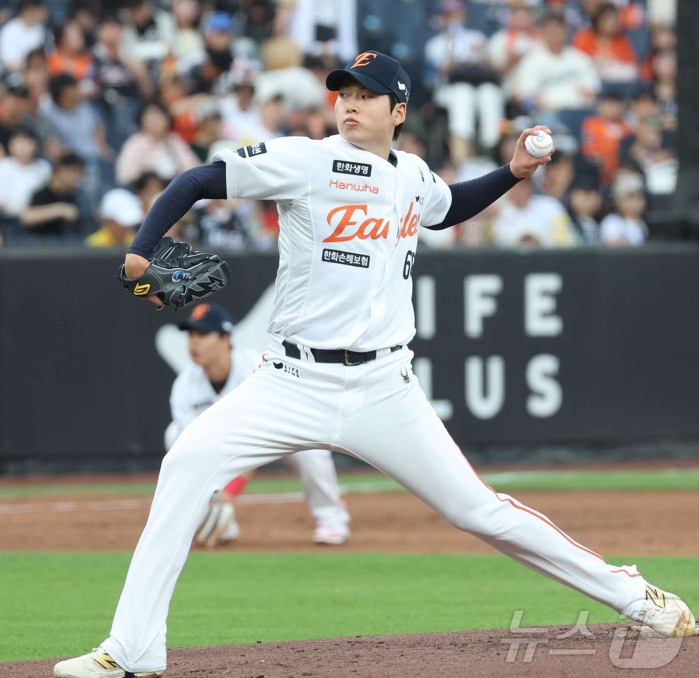 (대전=뉴스1) 김기남 기자 = 11일 대전 한화생명볼파크에서 열린 '2025 신한 SOL 뱅크 KBO리그' 프로야구 한화이글스 대 두산베어스 경기에서 한화 선발 조동욱이 투구하고 …