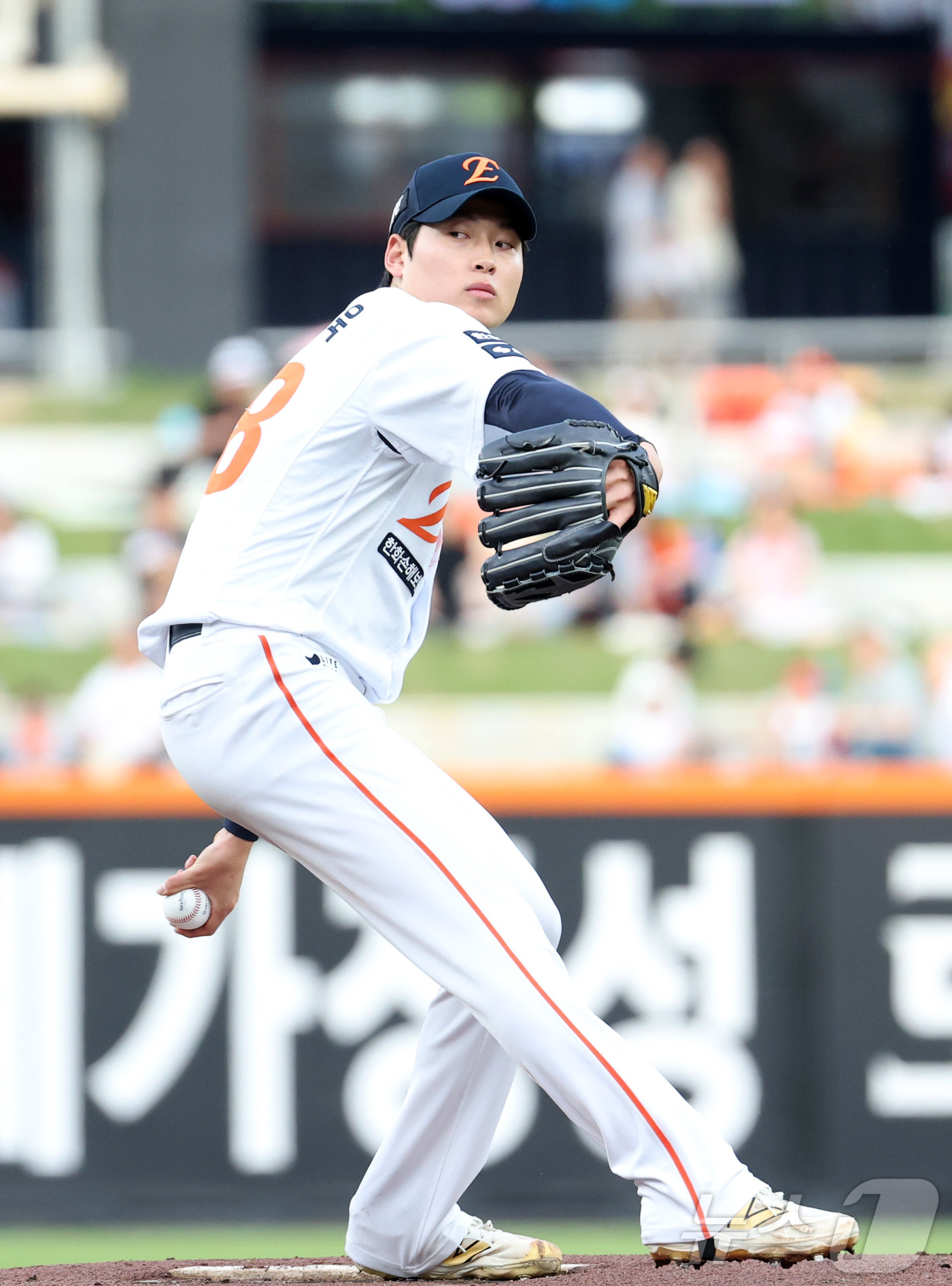 (대전=뉴스1) 김기남 기자 = 11일 대전 한화생명볼파크에서 열린 '2025 신한 SOL 뱅크 KBO리그' 프로야구 한화이글스 대 두산베어스 경기에서 한화 선발 조동욱이 투구하고 …