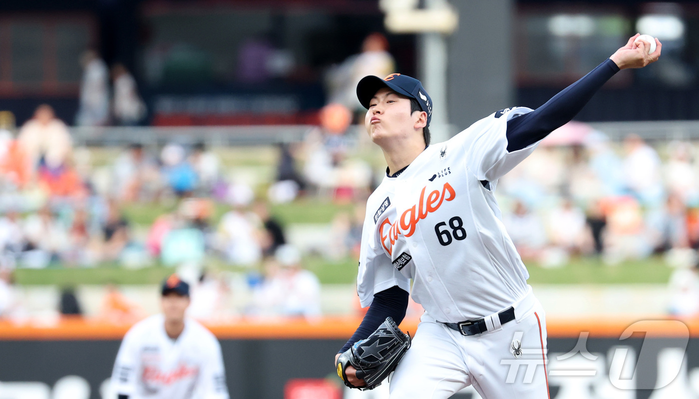 (대전=뉴스1) 김기남 기자 = 11일 대전 한화생명볼파크에서 열린 '2025 신한 SOL 뱅크 KBO리그' 프로야구 한화이글스 대 두산베어스 경기에서 한화 선발 조동욱이 투구하고 …
