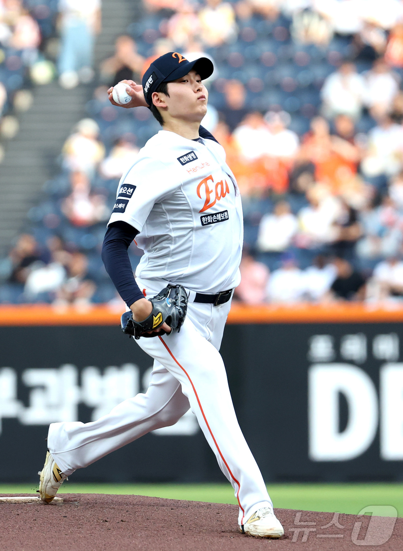 (대전=뉴스1) 김기남 기자 = 11일 대전 한화생명볼파크에서 열린 '2025 신한 SOL 뱅크 KBO리그' 프로야구 한화이글스 대 두산베어스 경기에서 한화 선발 조동욱이 투구하고 …