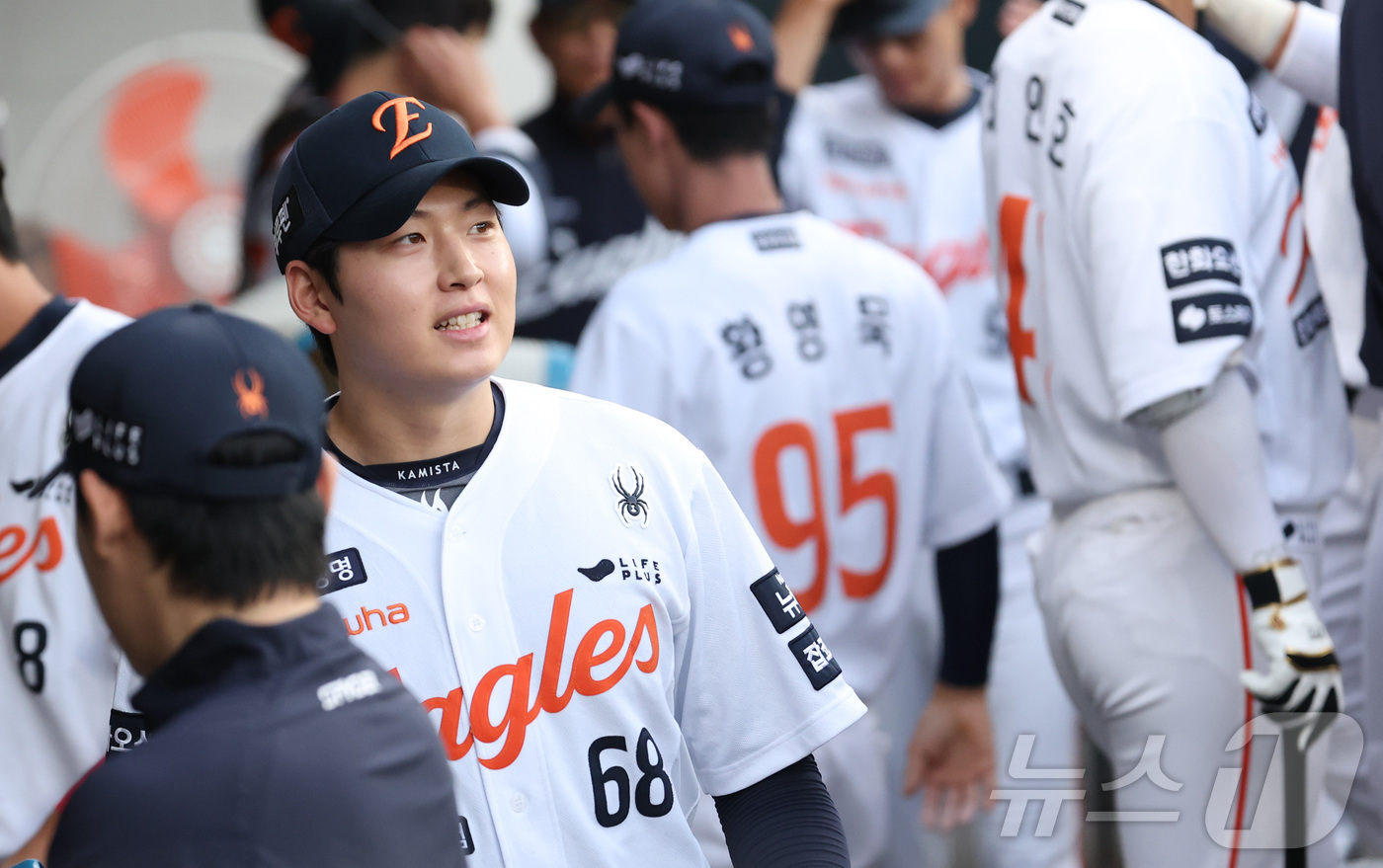 (대전=뉴스1) 김기남 기자 = 11일 대전 한화생명볼파크에서 열린 '2025 신한 SOL 뱅크 KBO리그' 프로야구 한화이글스 대 두산베어스 경기에서 한화 선발 조동욱이 1회 호 …