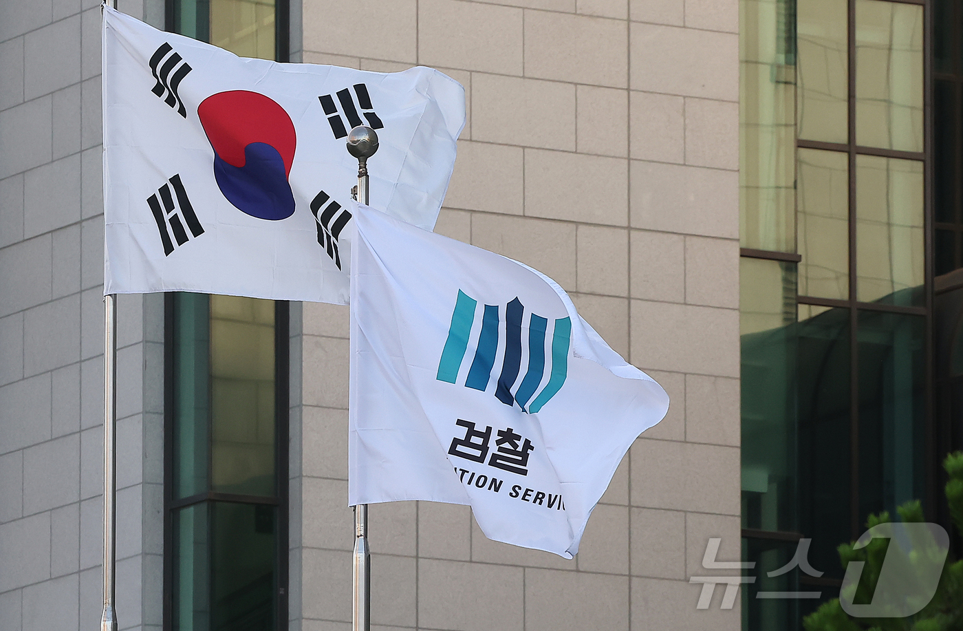 (서울=뉴스1) 김진환 기자 = 더불어민주당 소속 김용민·장경태·민형배 의원이 11일 검찰청을 폐지하고 기소권과 수사권을 분리하는 검찰개혁 법안 4건을 발의했다.공소청과 중대범죄수 …