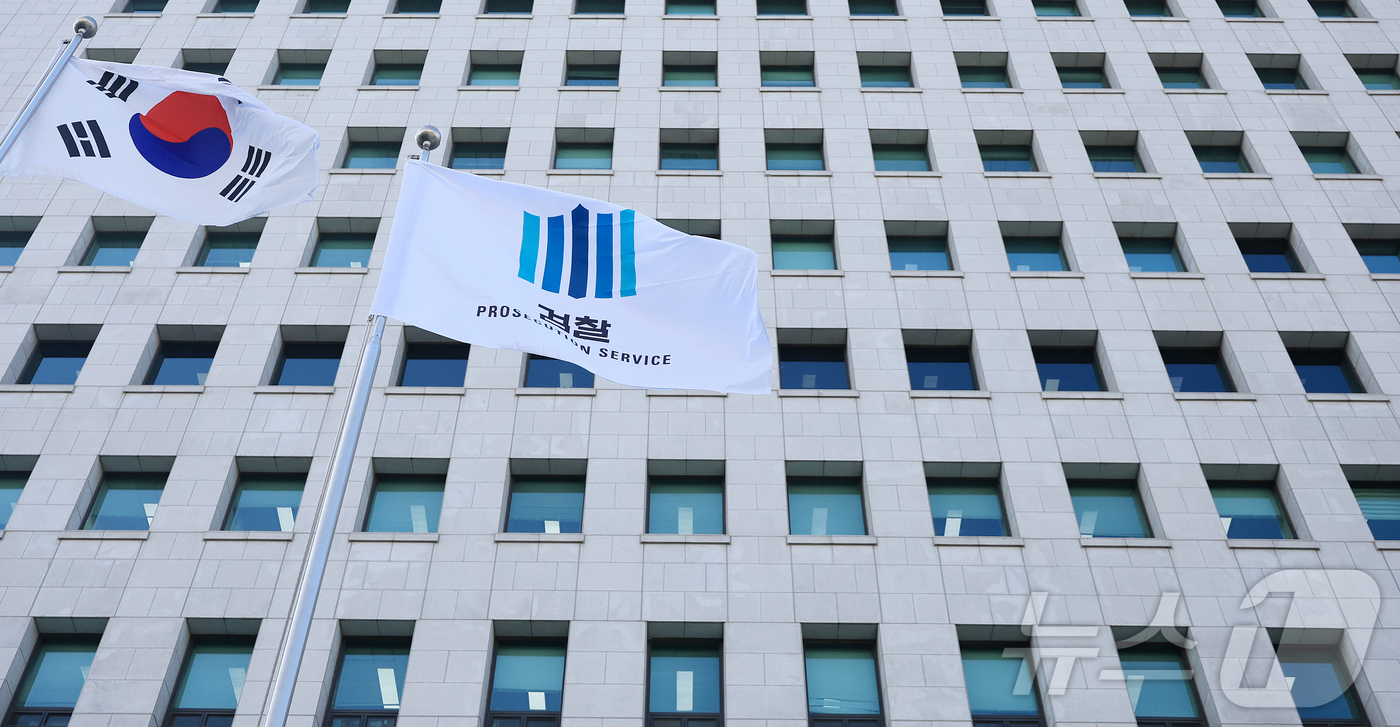 (서울=뉴스1) 김진환 기자 = 더불어민주당 소속 김용민·장경태·민형배 의원이 11일 검찰청을 폐지하고 기소권과 수사권을 분리하는 검찰개혁 법안 4건을 발의했다.공소청과 중대범죄수 …