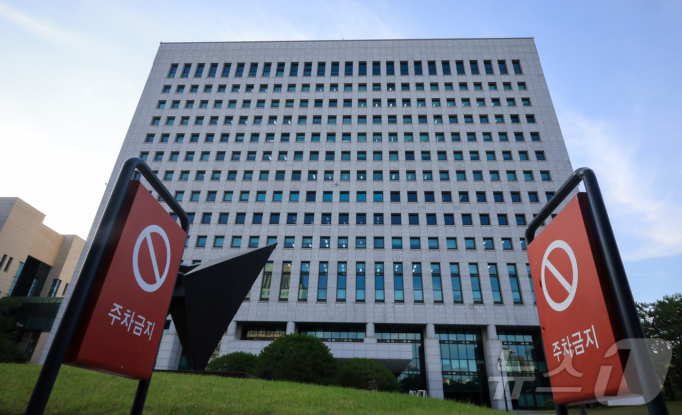 (서울=뉴스1) 김진환 기자 = 더불어민주당 소속 김용민·장경태·민형배 의원이 11일 검찰청을 폐지하고 기소권과 수사권을 분리하는 검찰개혁 법안 4건을 발의했다.공소청과 중대범죄수 …