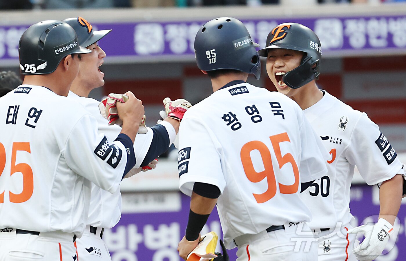 본문 이미지 - 11일 대전 한화생명볼파크에서 열린 &#39;2025 신한 SOL 뱅크 KBO리그&#39; 프로야구 한화이글스 대 두산베어스 경기에서 2회말 1사 만루에서 한화 이원석이 만루 홈런을 친 뒤 환영을 받고 있다. 2025.6.11/뉴스1 ⓒ News1 김기남 기자