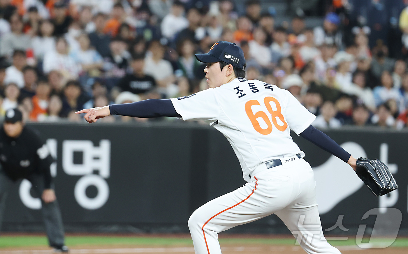 (대전=뉴스1) 김기남 기자 = 11일 대전 한화생명볼파크에서 열린 '2025 신한 SOL 뱅크 KBO리그' 프로야구 한화이글스 대 두산베어스 경기에서 한화 조동욱이 5회 1실점 …