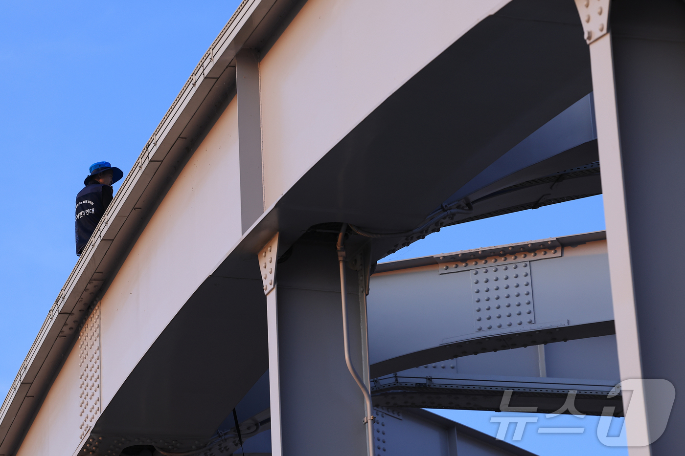 (서울=뉴스1) 박정호 기자 = 최근 아동 수용시설 피해 사실을 증언한 50대 남성이 11일 서울 용산구 한강대교 위에서 5시간 넘게 고공농성을 벌이고 있다.이 남성은 고아원에서 …