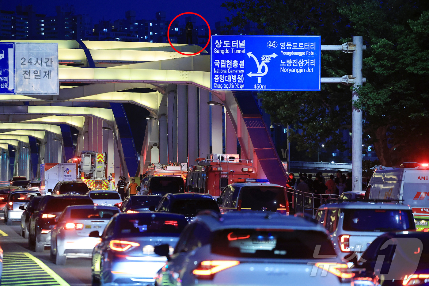 (서울=뉴스1) 박정호 기자 = 최근 아동 수용시설 피해 사실을 증언한 50대 남성이 11일 서울 용산구 한강대교 위에서 5시간 넘게 고공농성을 벌이고 있다.이 남성은 고아원에서 …