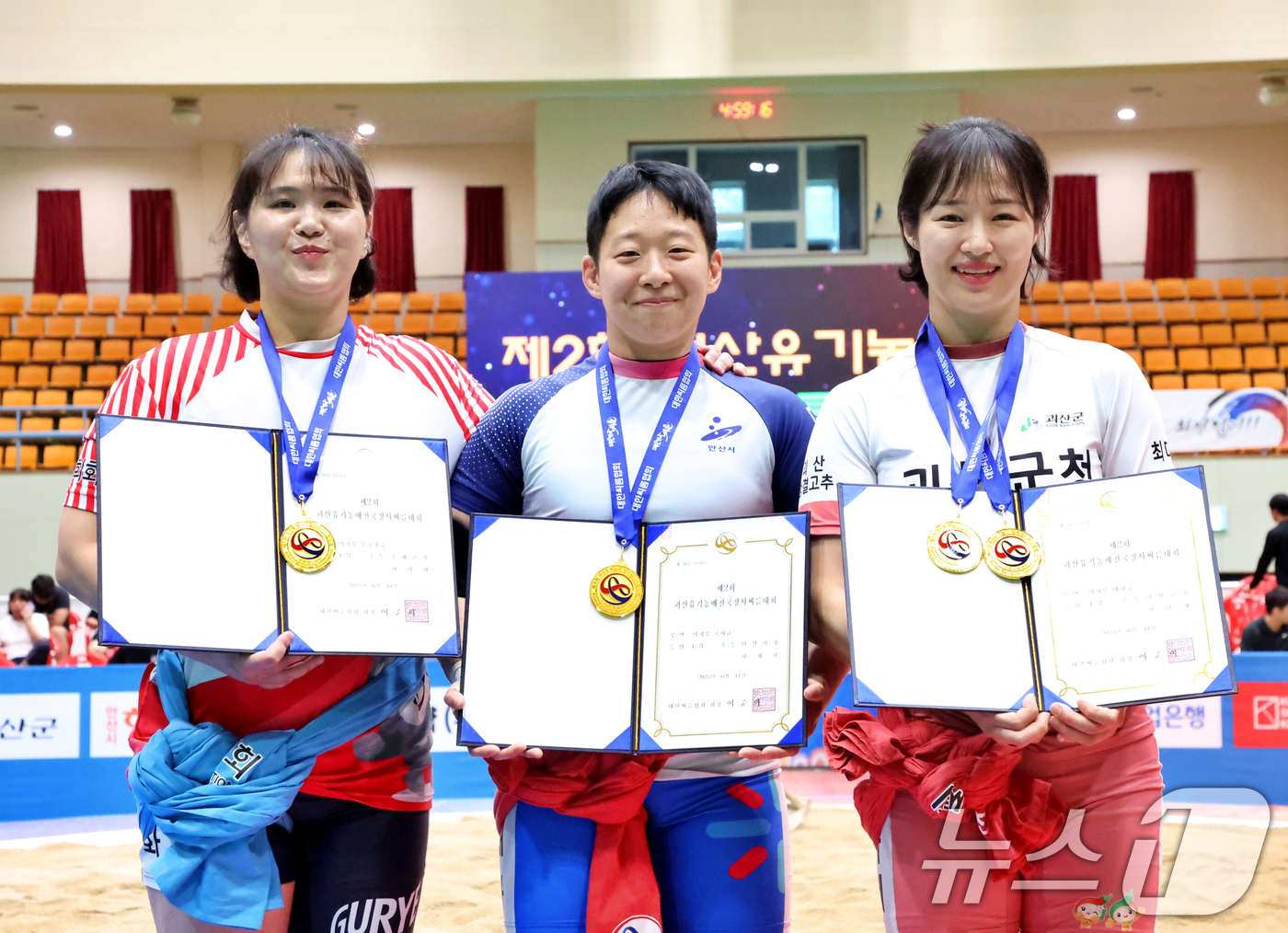 (서울=뉴스1) 김명섭 기자 = 11일  충청북도 괴산군 괴산문화체육센터에서 열린 ‘제2회 괴산유기농배전국장사씨름대회’ 여자부 개인전에서 1위를 차지한 최다혜(괴산군청), 이재하( …