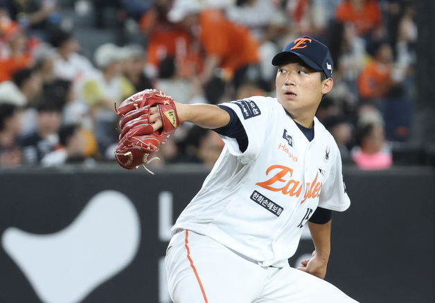 KBO, '이물질 퇴장' 김기중 징계 철회…"글러브 접착제 확인"