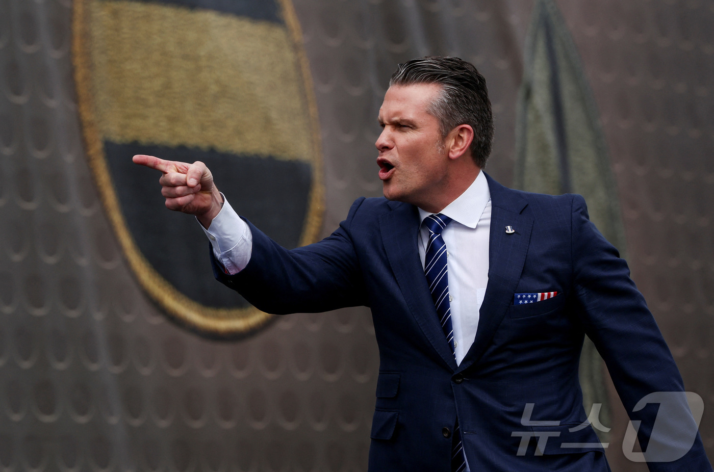 (포트브래그 로이터=뉴스1) 김지완 기자 = 10일(현지시간) 피트 헤그세스 미국 국방장관이 노스캐롤라이나주 포트 브래그 기지에서 손가락으로 정면을 가리키고 있다. 2025.06. …