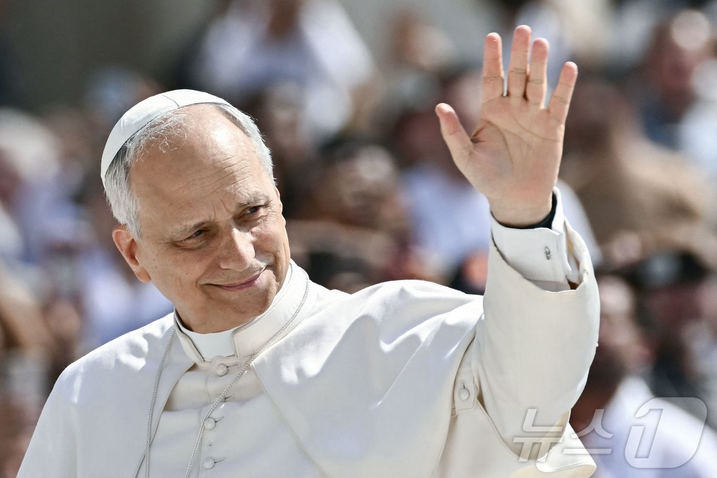 (바티칸 AFP=뉴스1) 김지완 기자 = 11일(현지시간) 레오 14세 교황이 바티칸 성베드로 광장에서 열린 일반 알현에서 신자들에게 손을 흔들고 있다. 2025.06.11ⓒ AF …