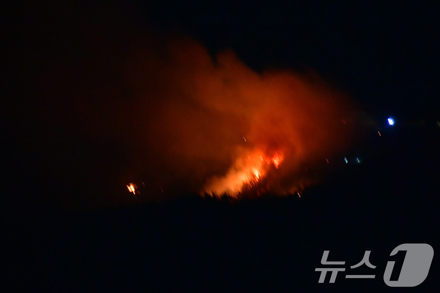 (포항=뉴스1) 최창호 기자 = 11일 오후 9시23분쯤 경북 포항시 북구 흥해읍 칠포리 곤륜산 정상 부근에서 원인을 알 수 없는 불이 났다.신고를 받은 소방당국과 포항시가 산불전 …
