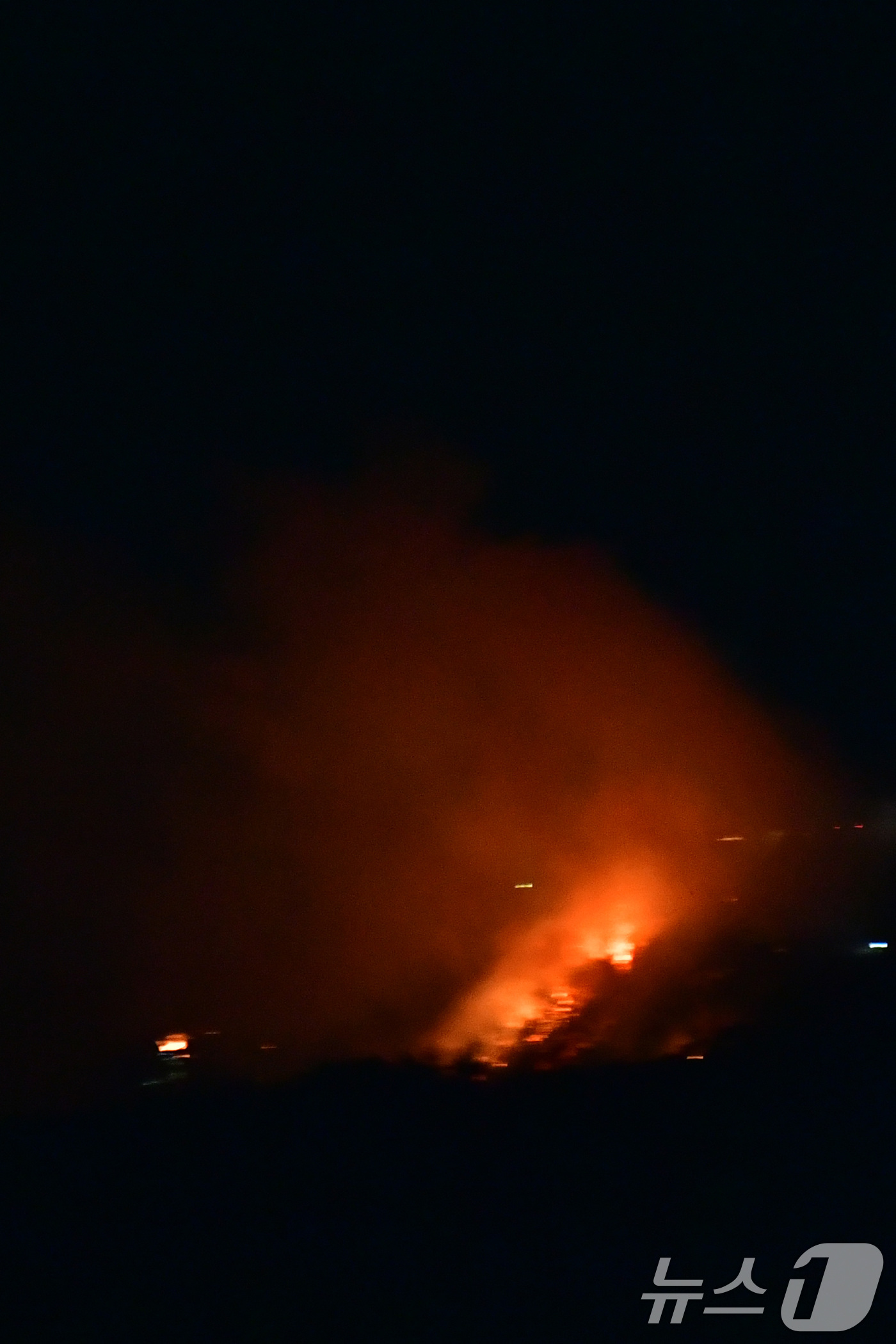 (포항=뉴스1) 최창호 기자 = 11일 오후 9시23분쯤 경북 포항시 북구 흥해읍 칠포리 곤륜산 정상 부근에서 원인을 알 수 없는 불이 났다.신고를 받은 소방당국과 포항시가 산불전 …