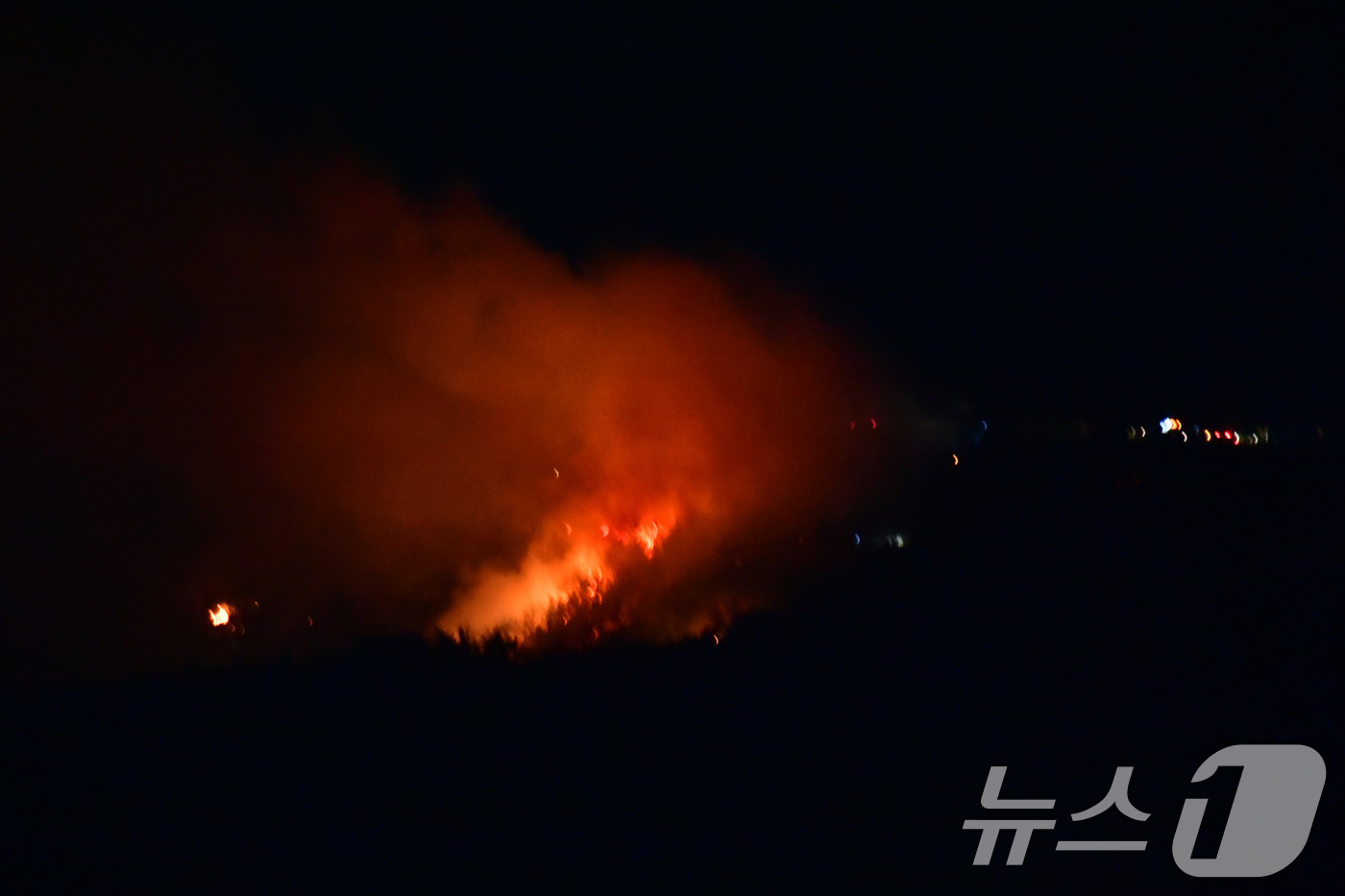 (포항=뉴스1) 최창호 기자 = 11일 오후 9시23분쯤 경북 포항시 북구 흥해읍 칠포리 곤륜산 정상 부근에서 원인을 알 수 없는 불이 났다.신고를 받은 소방당국과 포항시가 산불전 …