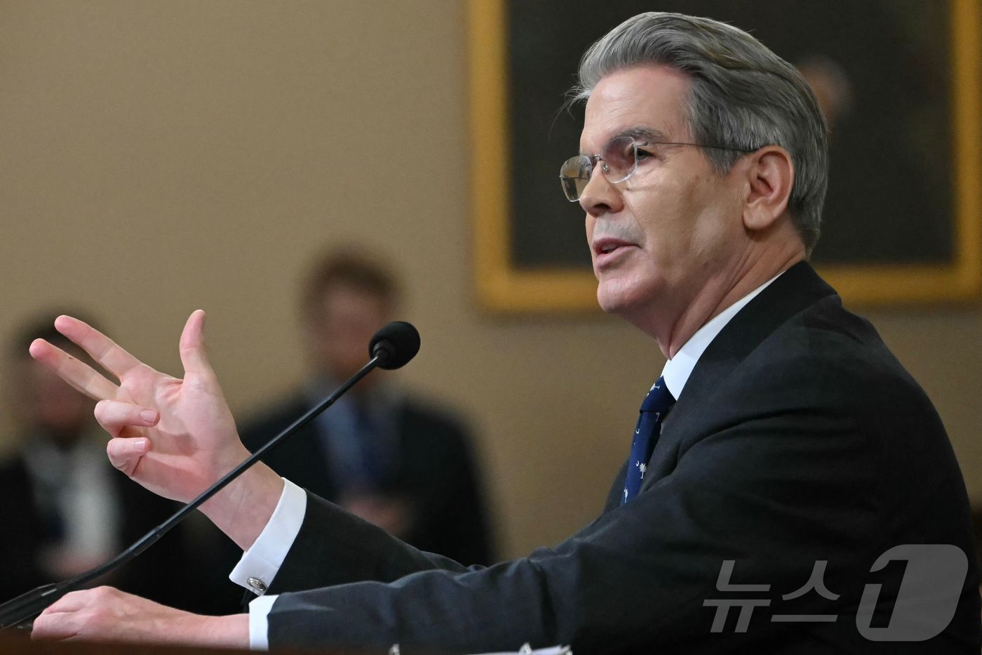 (워싱턴DC AFP=뉴스1) 류정민 특파원 = 스콧 베선트 미국 재무장관이 11일(현지시간) 워싱턴DC의 롱워스 하우스 오피스 빌딩에서 열린 미 하원 세입위원회 청문회에서 증언하고 …