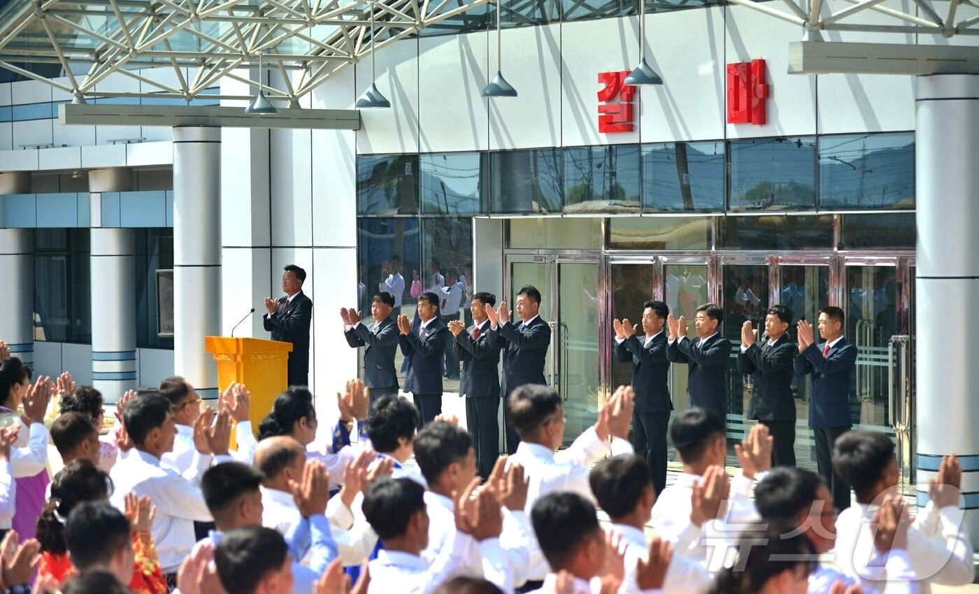 본문 이미지 - &#40;평양 노동신문=뉴스1&#41; = 북한은 지난 12일 강원도의 항구도시인 원산시에 갈마역이 준공됐다고 밝혔다. [국내에서만 사용가능. 재배포 금지. DB 금지. For Use Only in the Republic of Korea. Redistribution Prohibited] rodongphoto@news1.kr