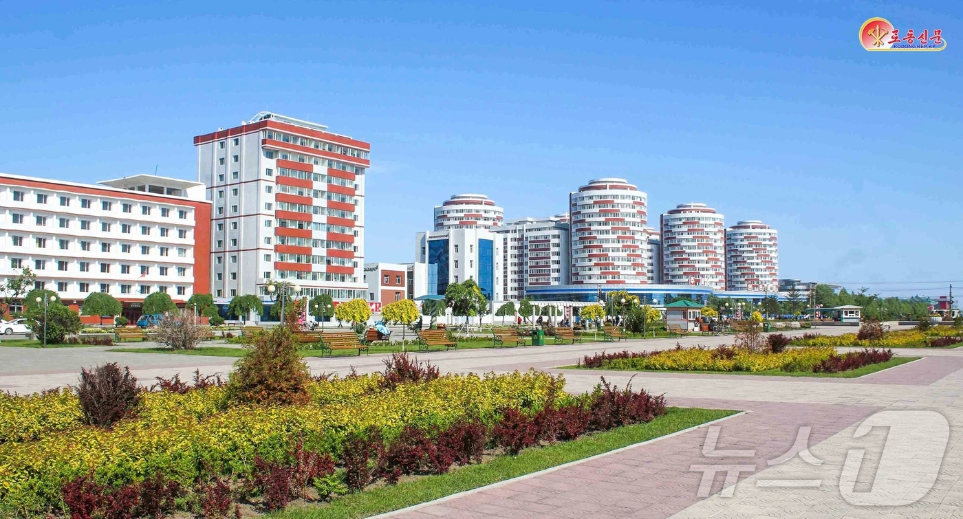 (평양 노동신문=뉴스1) = 북한 노동당 기관지 노동신문은 12일 고층 건물에 외벽타일붙이기가 진행되고 많은 봉사건물이 이전의 모습을 찾아볼 수 없게 변모돼 함경북도 청진시 포항중 …