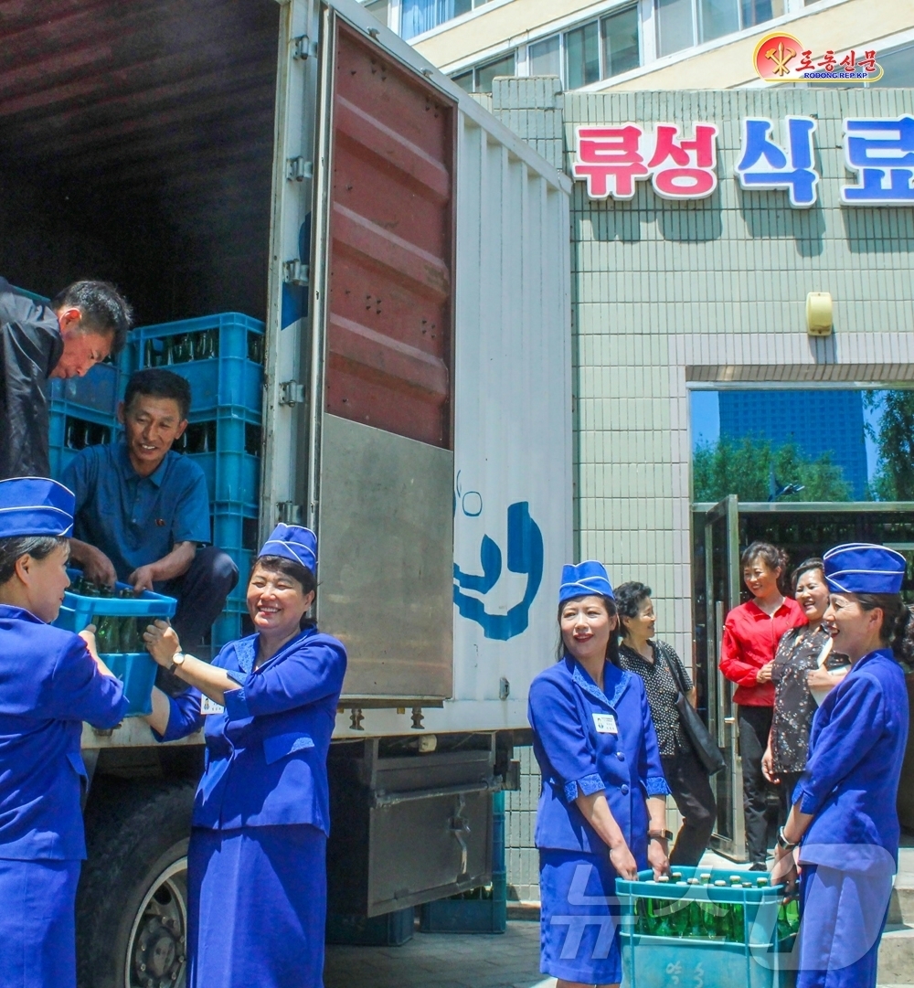 (평양 노동신문=뉴스1) = 북한 노동당 기관지 노동신문은 12일 강서약수공장의 약수운반용 자동차를 동행 취재하며 "어머니당의 은덕을 가득 싣고, 인민의 기쁨을 함께 담고 달린 행 …