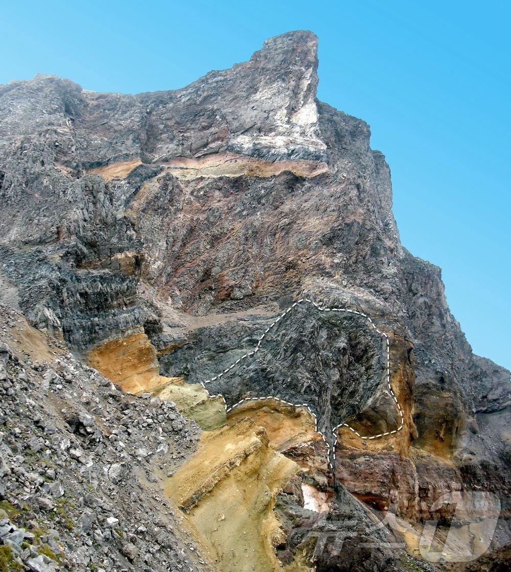 (평양 노동신문=뉴스1) = 북한 노동당 기관지 노동신문은 12일 연재물 '세계지질공원 백두산지구' 여섯번째 편을 게재하며 장군봉, 룡마바위, 천군바위 등을 소개했다. [국내에서만 …