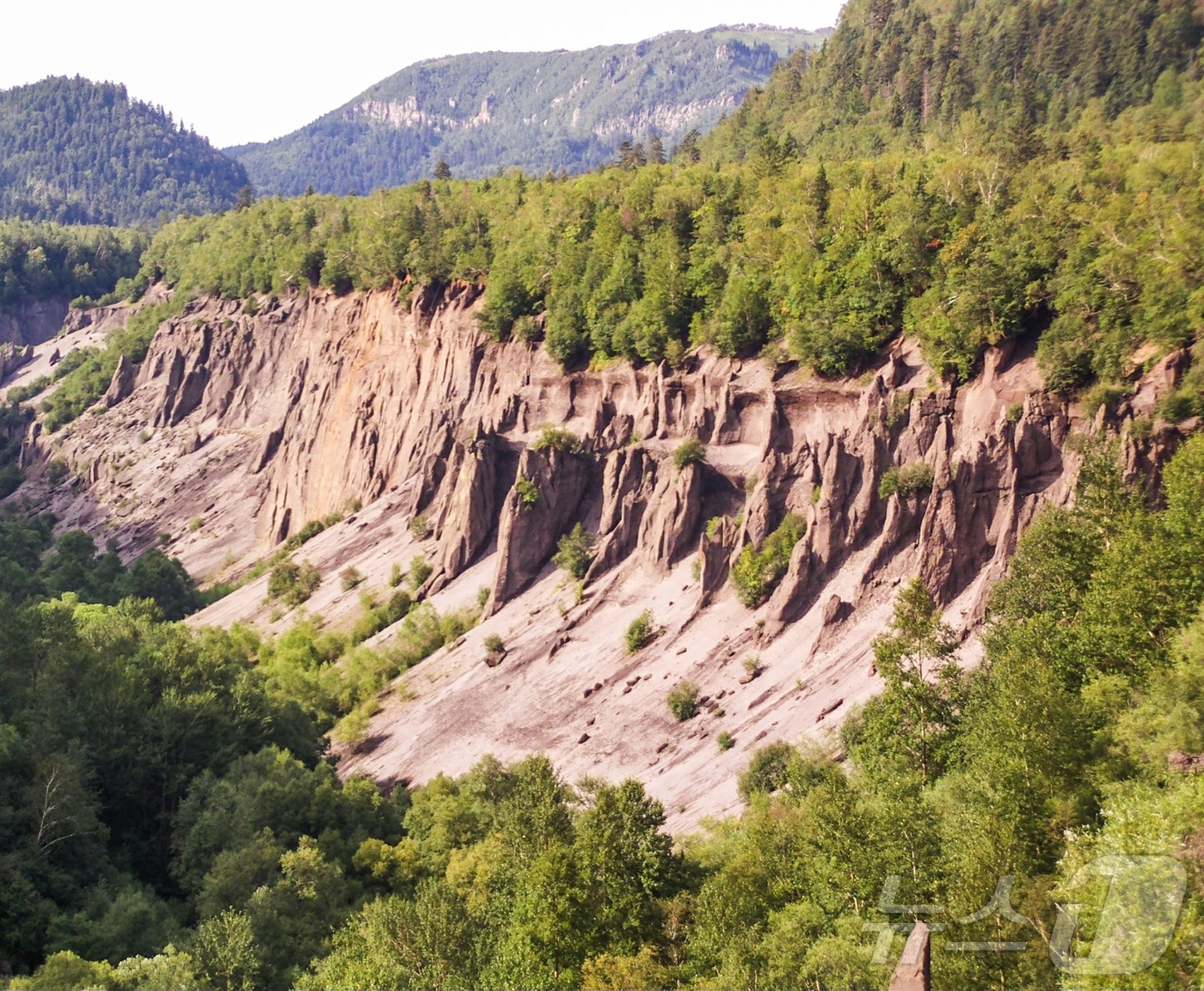 (평양 노동신문=뉴스1) = 북한 노동당 기관지 노동신문은 12일 연재물 '세계지질공원 백두산지구' 여섯번째 편을 게재하며 장군봉, 룡마바위, 천군바위 등을 소개했다. [국내에서만 …