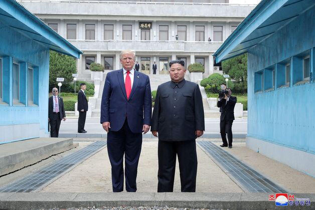NYT "美, 北비핵화 포기하고 핵동결·제재완화로 전환해야"