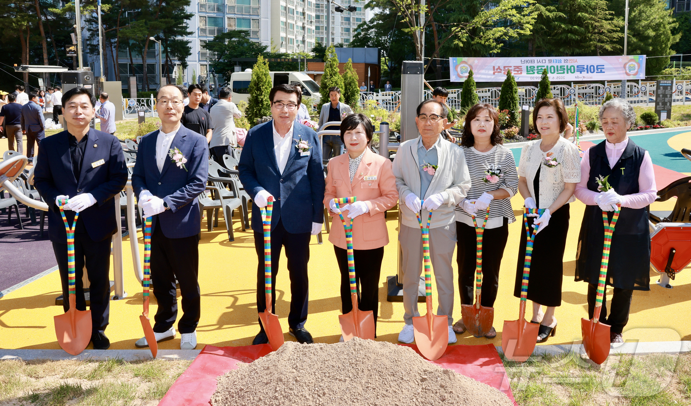 (보령=뉴스1) 이동원 기자 = 보령시는 지난 11일 명천동 코아루아파트 인근에 위치한 코아루어린이공원의 전면 리모델링 사업 준공식을 개최했다.이날 준공식에는 김동일 보령시장을 비 …